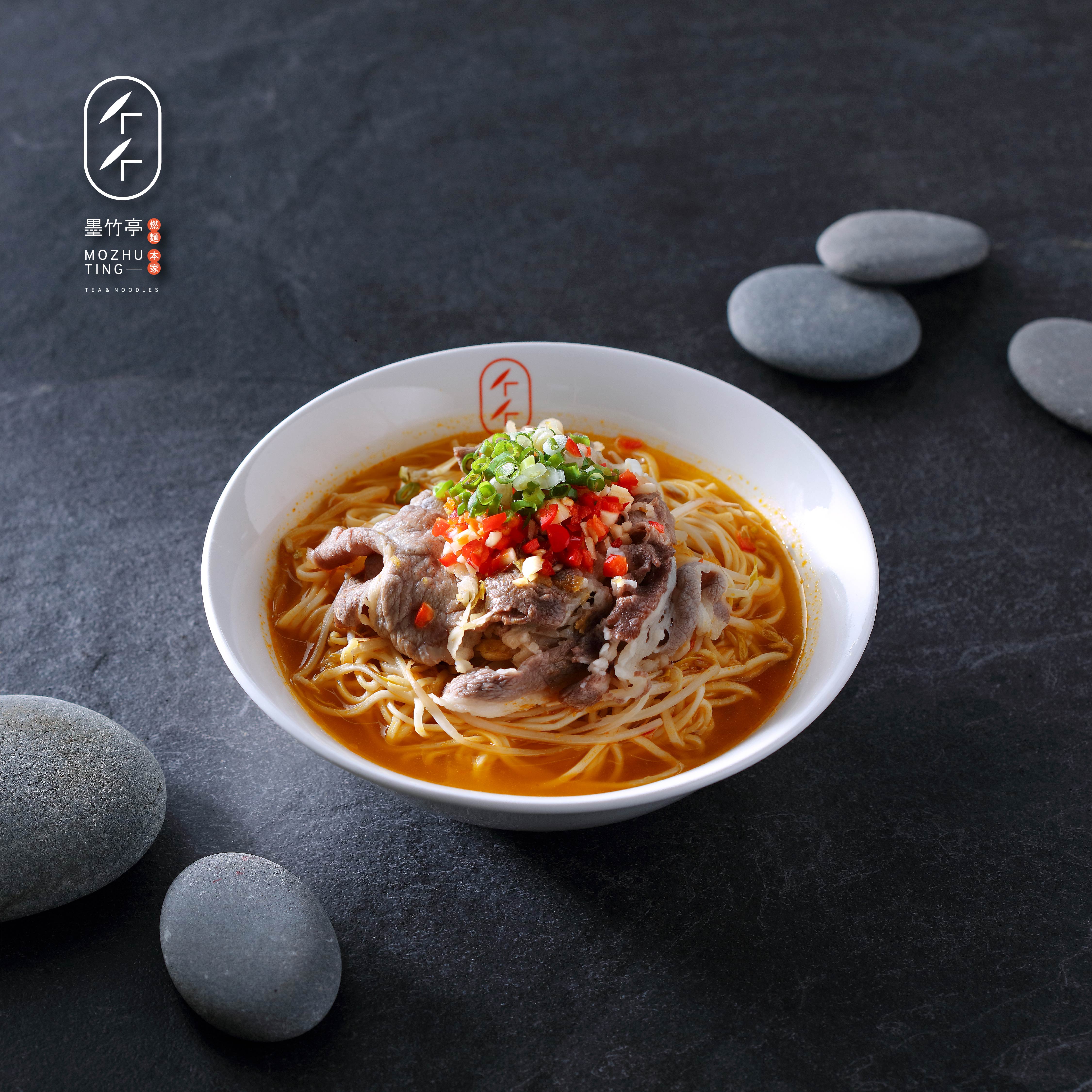 「神仙級暖心料理」的秋冬新款——金湯泡椒牛麵!