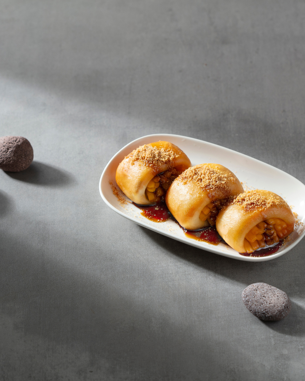 🥢 燃麵後「甜點儀式感」：墨染金絲卷 🥯