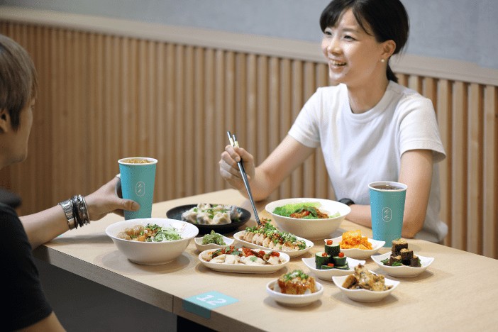 墨竹亭,靜佇城裡街邊,以一口暖心麵、一味回甘茶,誠心邀你回家吃麵。